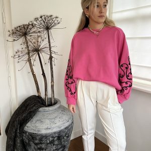 Trui Roze met Geborduurde Mouw