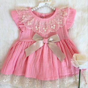 Roze natuurlijke lentejurk
